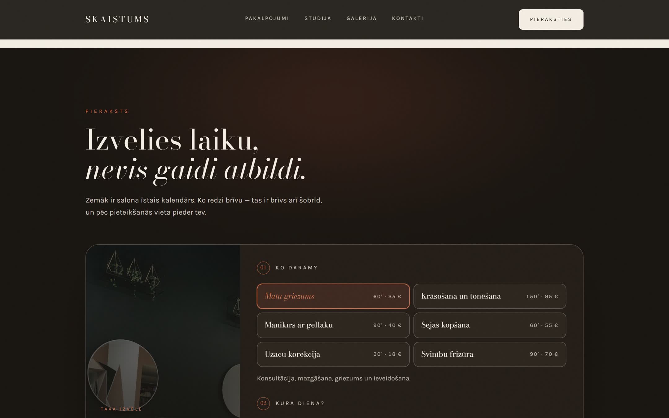 Pierakstu sadaļa datorā: pakalpojumu saraksts pa kreisi, dienas un brīvie laiki pa labi.