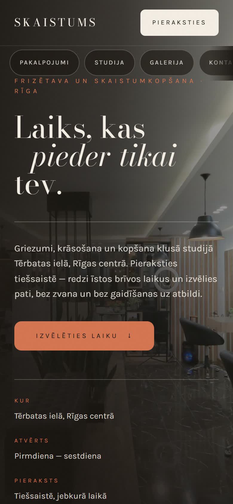Demo lapa telefonā: fotogrāfija un poga «Pieraksties».